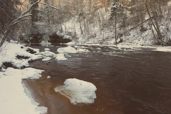 Gefrorene winterliche Flusslandschaft - Retro-Jahrgang — Stockfoto