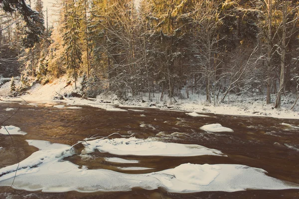 Bevroren rivier winterlandschap - retro vintage — Stockfoto