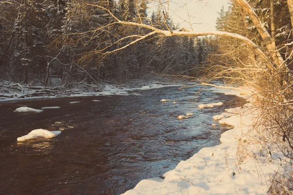 Paisaje congelado del río de invierno - vintage retro —  Fotos de Stock