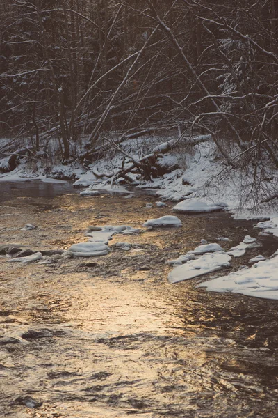 Gefrorene winterliche Flusslandschaft - Retro-Jahrgang — Stockfoto