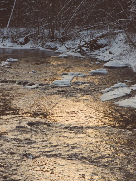 Paisaje congelado del río de invierno - vintage retro —  Fotos de Stock