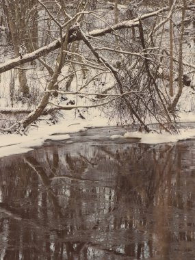 Kış nehir manzarası - retro vintage dondurulmuş