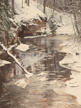Kış nehir manzarası - retro vintage dondurulmuş
