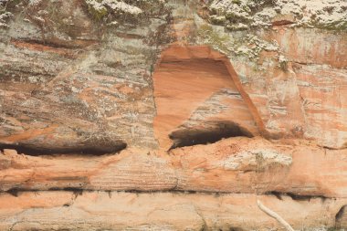 yeniden kumtaşı kayalıklarla Gaujas Milli Parkı, Letonya - kış