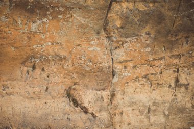 yeniden kumtaşı kayalıklarla Gaujas Milli Parkı, Letonya - kış