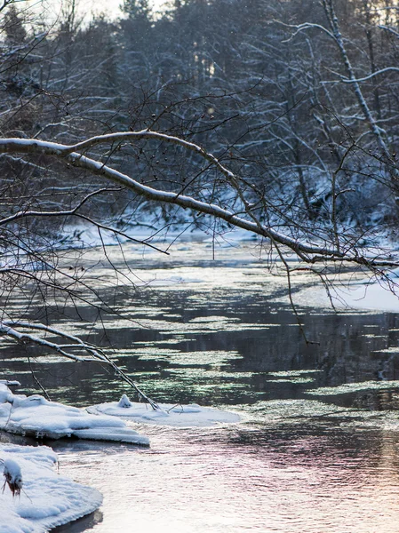 Ghiacciato inverno paesaggio fluviale — Foto Stock