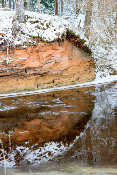 Zugefrorene winterliche Flusslandschaft — Stockfoto