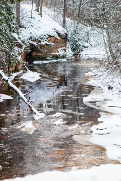Inverno congelado paisagem do rio — Fotografia de Stock
