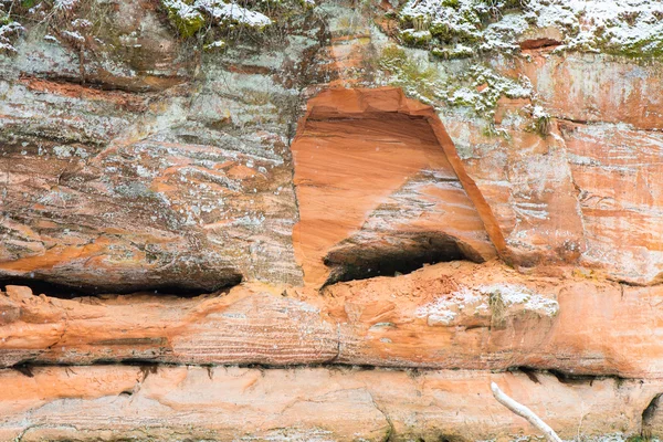 Téli homokkő sziklák a Gaujas Nemzeti Park, Lettország — Stock Fotó