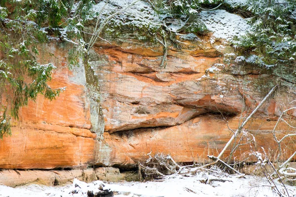 Зимние скалы из песчаника в Национальном парке Гауяс, Латвия — стоковое фото