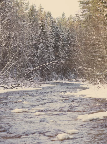 Paisaje congelado del río de invierno - vintage retro —  Fotos de Stock