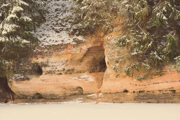 Téli homokkő sziklák a Gaujas Nemzeti Park, Lettország - re — Stock Fotó