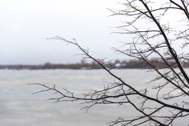 Moody kış günü gölde bulutlu