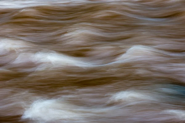 Belo fluxo de água turva — Fotografia de Stock