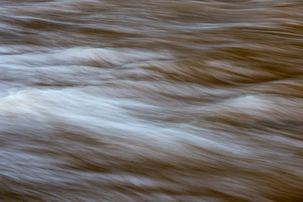 Schöner verschwommener Wasserstrom — Stockfoto