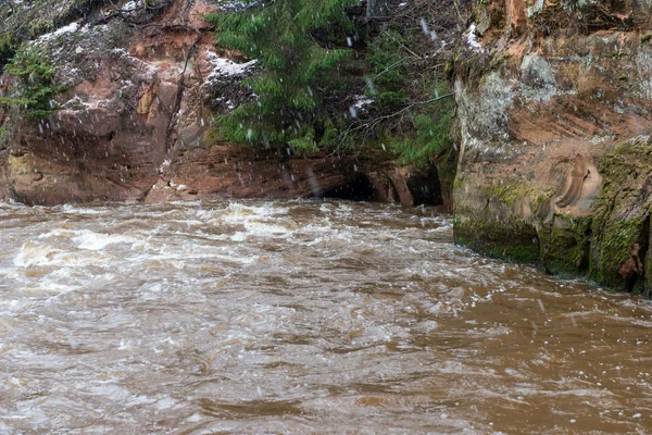 Rivière colorée hiver pittoresque dans le pays — Photo