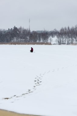 balıkçı parça buzlu Nehri üzerinde