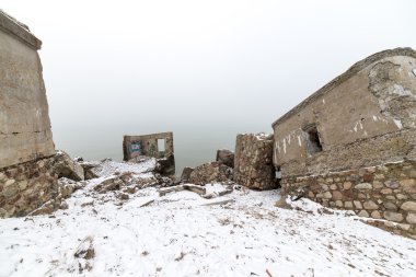 eski savaş kale Harabeleri sahilde