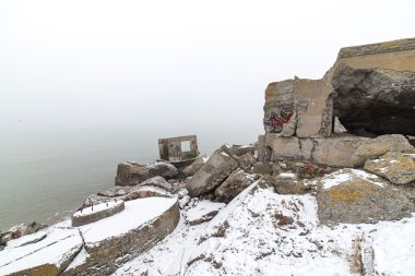 eski savaş kale Harabeleri sahilde