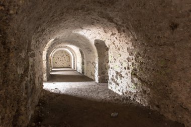 eski savaş kale Harabeleri sahilde