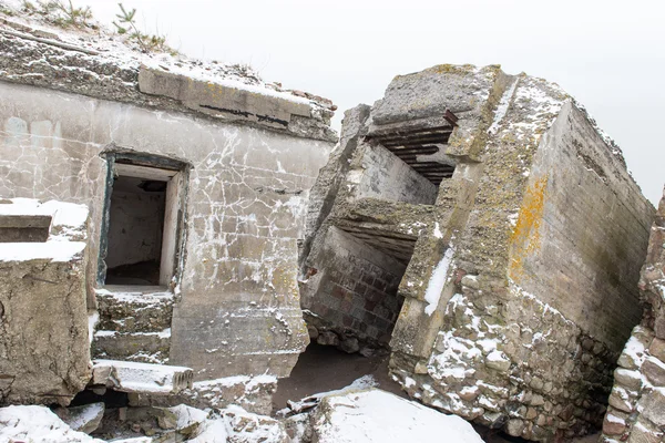 Rovine di vecchi fortini di guerra sulla spiaggia — Foto Stock