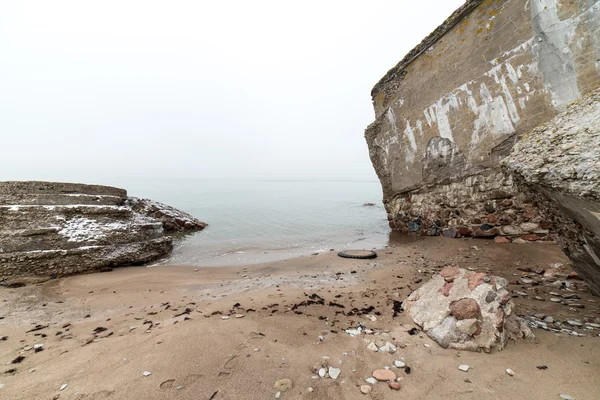 Rovine di vecchi fortini di guerra sulla spiaggia — Foto Stock