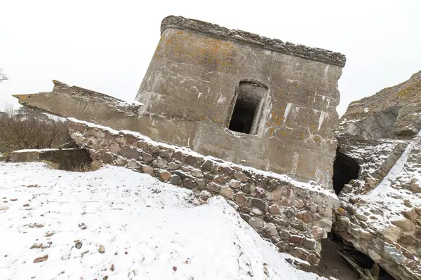 Velho forte de guerra ruínas na praia — Fotografia de Stock