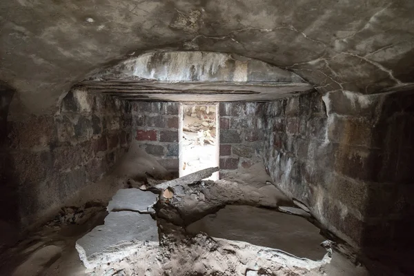 Antiguas ruinas de la fortaleza de guerra en la playa — Foto de Stock