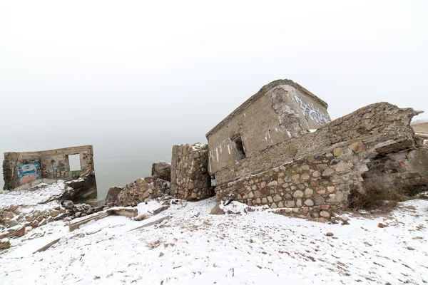 Rovine di vecchi fortini di guerra sulla spiaggia — Foto Stock