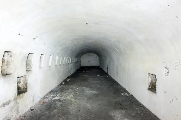 Antiguas ruinas de la fortaleza de guerra en la playa — Foto de Stock