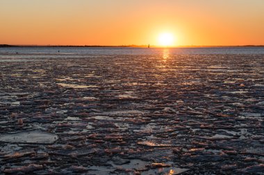 dondurulmuş deniz üzerinden günbatımı