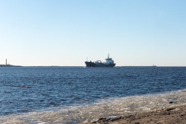 Tersane ve deniz port yakınındaki donmuş beach