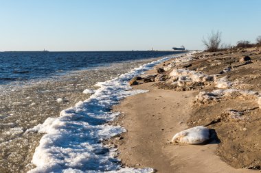 Tersane ve deniz port yakınındaki donmuş beach