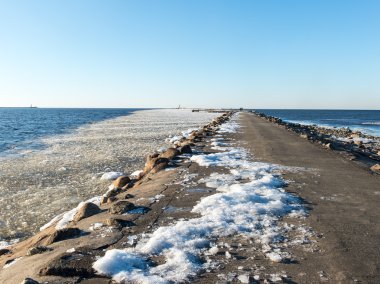 Tersane ve deniz port yakınındaki donmuş beach