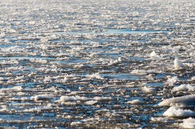 Denizde soyut donmuş buz blokları