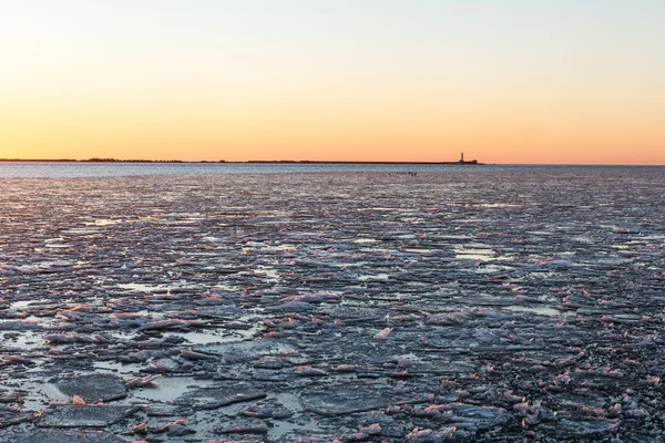 Západ slunce nad zmrzlé moře — Stock fotografie