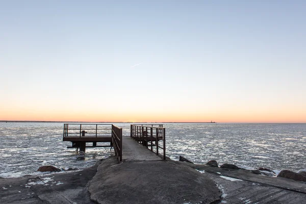 오래 된 금속 다리와 냉동 바다 일몰 — 스톡 사진