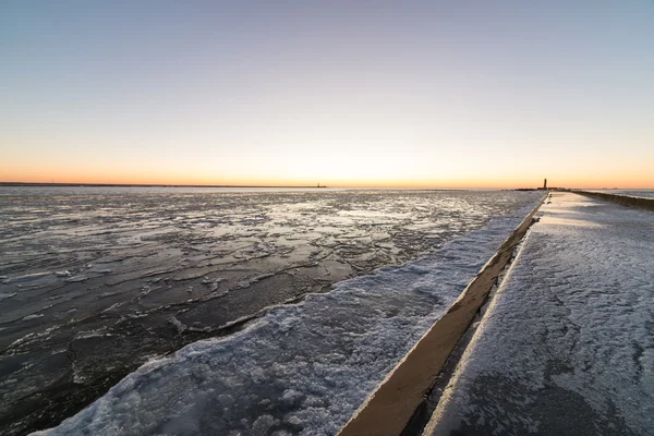 Закат над замерзшим морем — стоковое фото