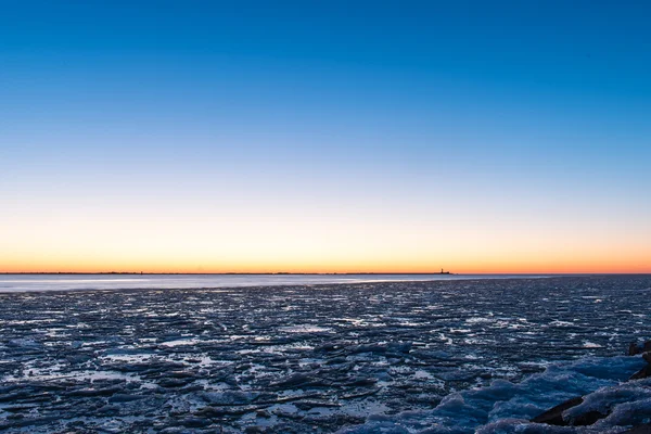 Solnedgång över frusna havet — Stockfoto