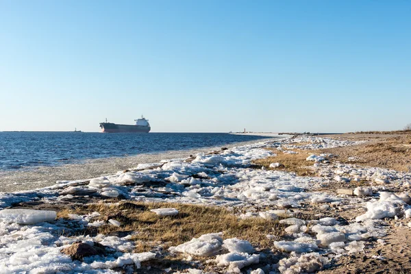 Tersane ve deniz port yakınındaki donmuş beach
