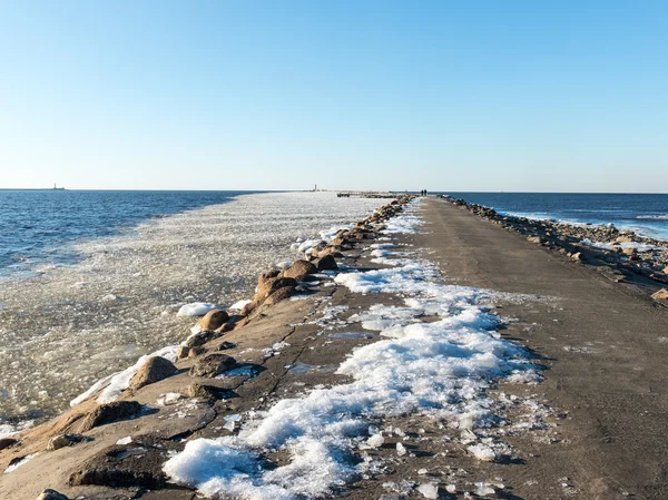 Fagyasztott beach-hajógyári és tengeri kikötő közelében — Stock Fotó