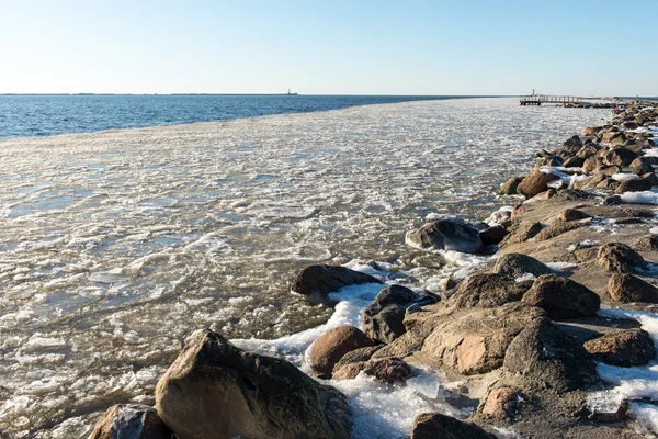 Замороженный пляж рядом с верфью и морским портом — стоковое фото