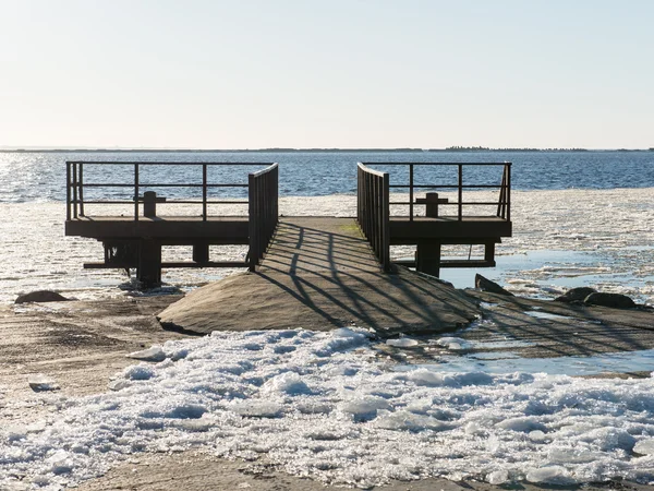 Mrożone plaży w pobliżu stoczni i morze port — Zdjęcie stockowe