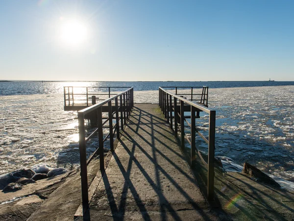 Замороженный пляж рядом с верфью и морским портом — стоковое фото