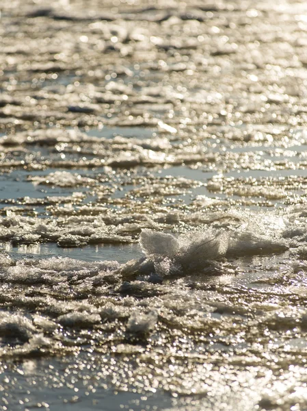 Blocchi di ghiaccio congelati astratti nel mare — Foto Stock