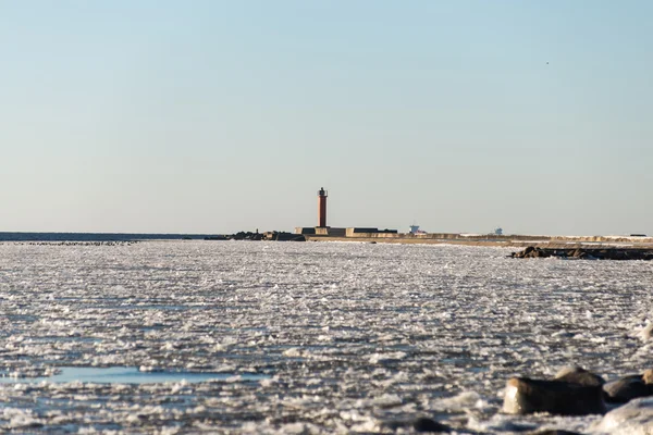 Spiaggia ghiacciata vicino al cantiere navale e al porto marittimo — Foto Stock