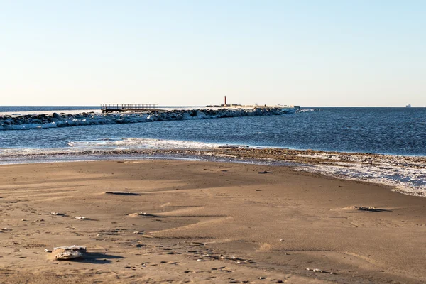 Frozen beach near shipyard and sea port — Stock Photo, Image