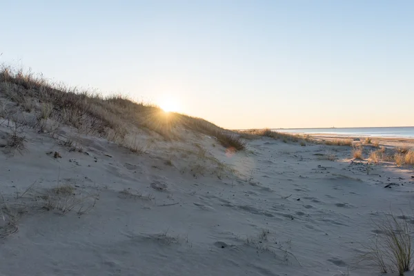 Zugefrorener Strand in der Nähe von Werft und Seehafen — Stockfoto