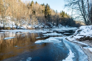 Kışın donmuş nehir