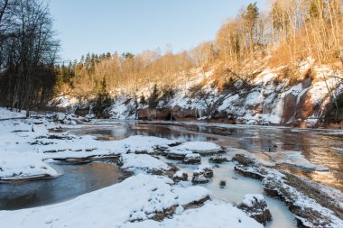 Kışın donmuş nehir